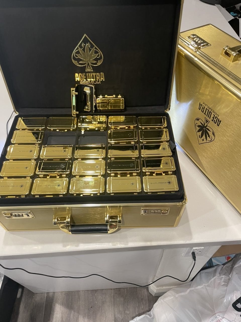 Ace-Ultra-Premium-Diamond-Sauce-2G-Disposable-Gold-Edition4